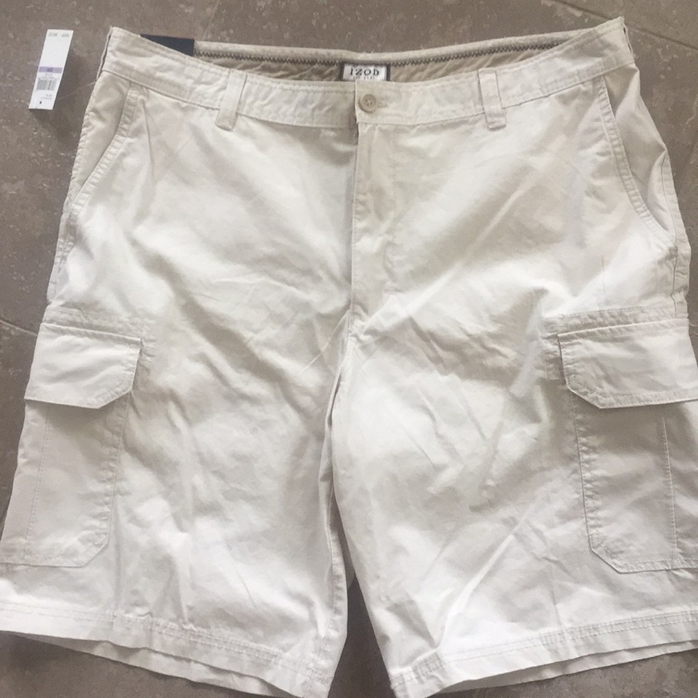 IZOD mens 38 waist cargo shorts. Stone NWT